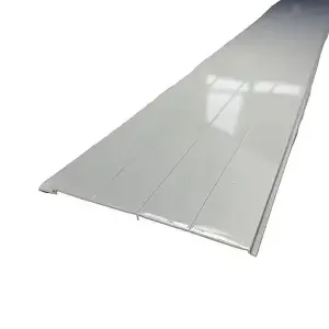 Lambril de alumínio branco brilhante, longo e estreito, com superfície lisa e leve curvatura nas bordas, visto em perspectiva sobre fundo branco