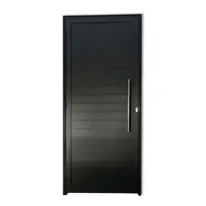 Porta pivotante preta com lambris horizontais, puxador vertical longo prateado e fechadura, em fundo branco